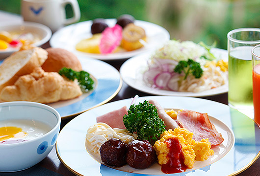 写真：ホテルで朝食バイキングを